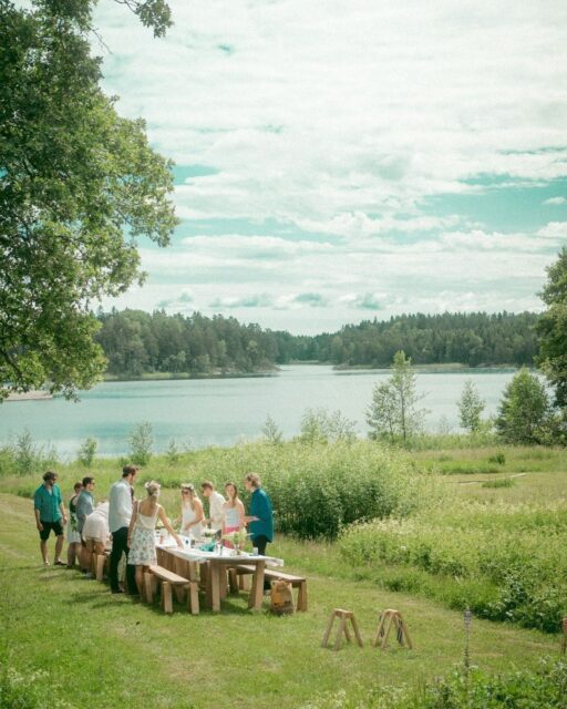 -Anzeige-
☀️ Die Sommersonnenwende ist wie der längste Atemzug des Jahres – Licht, Wärme und ein kleines Augenzwinkern der Natur.Die Sommersonnenwende ist ein besonderer Moment im Jahreskreis. Die Sonne steht auf ihrem höchsten Punkt, die Tage sind lang, die Abende warm und die Natur zeigt sich in ihrer ganzen Fülle. Es ist, als würde die Welt für einen Augenblick innehalten und sagen: „Schau nur, was alles gewachsen ist.“
Seit Jahrhunderten begleiten Menschen diesen Übergang mit Feuer, Kräutern und wohlriechendem Rauch. Nicht aus Aberglauben, sondern aus einem tiefen Verständnis dafür, dass äußere und innere Rhythmen miteinander verbunden sind. Die Natur wechselt ihre Phase – und wir oft gleich mit.
Räuchern zur Sommersonnenwende kann dabei wie ein bewusstes Ausrufezeichen wirken. Ein kleiner Moment, um das Licht zu feiern, Dankbarkeit wahrzunehmen und Ballast loszulassen, der nicht mit in die zweite Jahreshälfte reisen muss. 
#Sommersonnenwende #Räuchern #Räucherwerk #Weihrauch #Lavendel #Naturverbunden #Achtsamkeit #Fumum #Räucherkultur #Sommerenergie