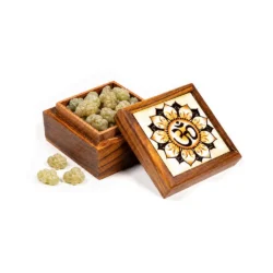 Al Hojari Geschenkset OM Räuchersets Feinstes traditionelles Räucherwerk für jeden einzelnen Tag. Handwerklich mit qualitativ hochwertigen, ausgesuchten Zutaten und mit großer Finesse und Liebe zum Detail hergestellt.