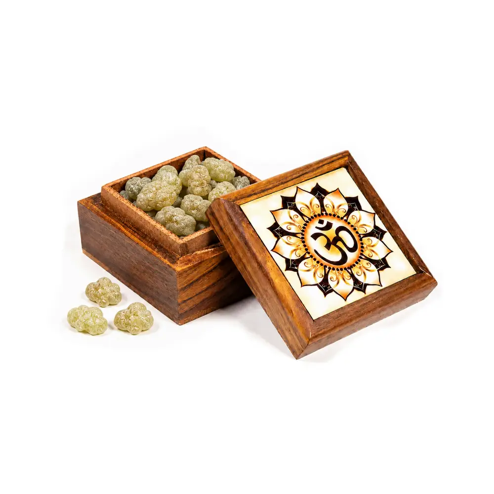 Al Hojari Geschenkset OM Räuchersets Feinstes traditionelles Räucherwerk für jeden einzelnen Tag. Handwerklich mit qualitativ hochwertigen, ausgesuchten Zutaten und mit großer Finesse und Liebe zum Detail hergestellt. 2 Al Hojari Geschenkset OM Räuchersets Feinstes traditionelles Räucherwerk für jeden einzelnen Tag. Handwerklich mit qualitativ hochwertigen, ausgesuchten Zutaten und mit großer Finesse und Liebe zum Detail hergestellt. 2
